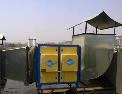 安裝油煙凈化設(shè)備與油煙過濾器出口處部位的間距**少在4米左右 安裝油煙凈化設(shè)備與油煙過濾器出口處部位的間距**少在4米左右